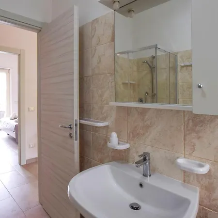 1 Bedroom Stunning In Lägenhet Ricadi