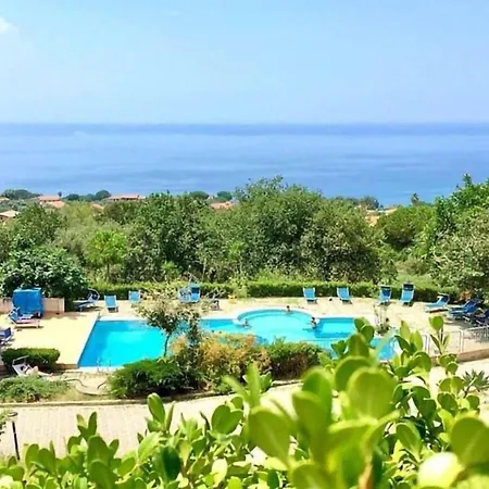 Cozy In With Outdoor Swimming Pool Appartamento